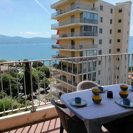 Bright 2-bedroom & Beautiful Sea View Apartment *