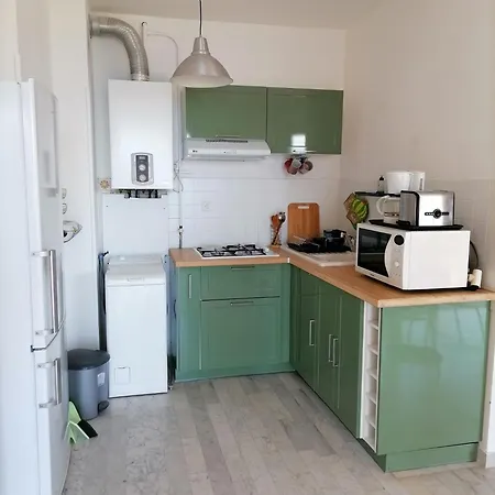 Bright 2-bedroom & Beautiful Sea View Apartment *