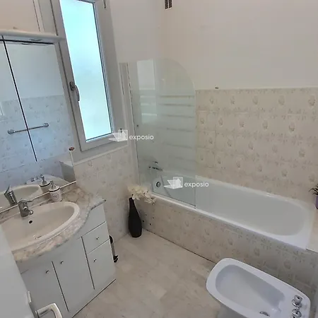 Bright 2-bedroom & Beautiful Sea View Apartment *